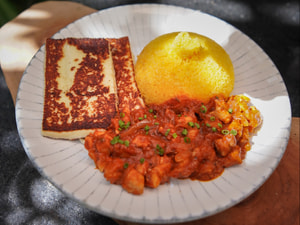 Cuscuz com Frango Ao Molho de Tomates e Queijo Coalho Assado