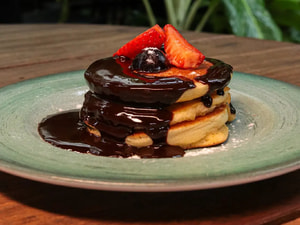 Panqueca Americana - Calda de Chocolate