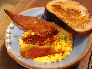 Ovos Cremosos com Parma Crocante