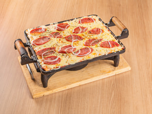 Pizza Na Chapa de Calabresa Acebolada
