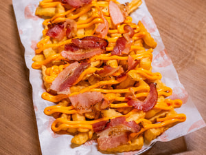 Batata Frita com Cheddar e Bacon