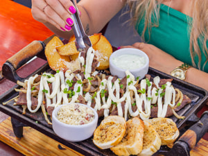 Tiras de Angus Acebolada com Catupiry