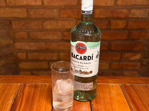 Dose de rum Bacardi Prata