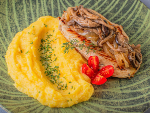 Frango com Cogumelos e Cebolas Douradas