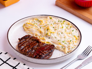 Beef com Fettuccine Molho Alfredo