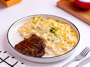 Ancho com Fettuccine Molho Alfredo