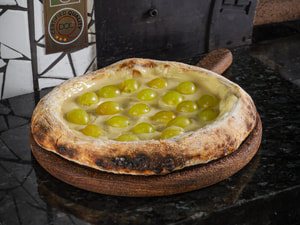 Pizza Chocolate Branco com Uva Brotinho