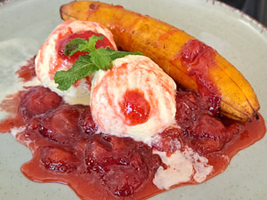 Banana Flambada com Sorvete de Creme e Morango Em Calda