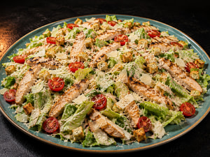 Salada Caesar (Serve Ate 2)