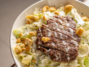 Salada Caesar com File Mignon