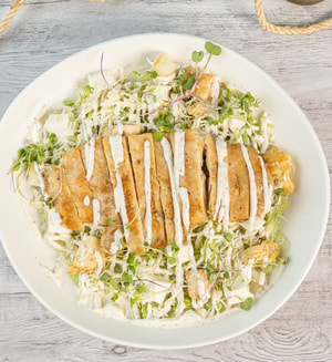 Salada Caesar com Peito de Frango Grelhado
